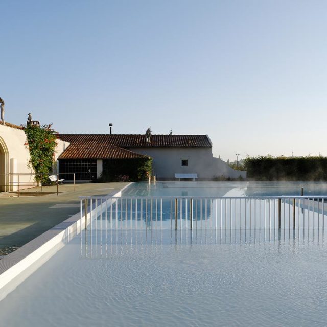 Vue d'ensemble de la piscine municipale de Verteillac en Dordogne, par Pierre Chretien architecte