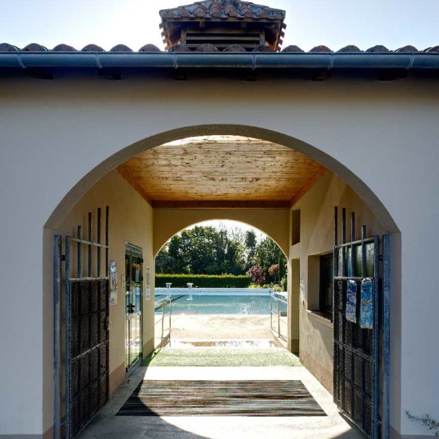 Vue d'entrée de la piscine municipale de Verteillac en Dordogne, par Pierre Chretien architecte
