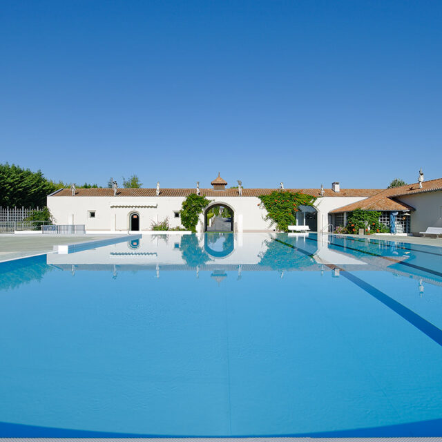 Vue générale de la piscine municipale de Verteillac en Dordogne. Pierre Chretien architecte